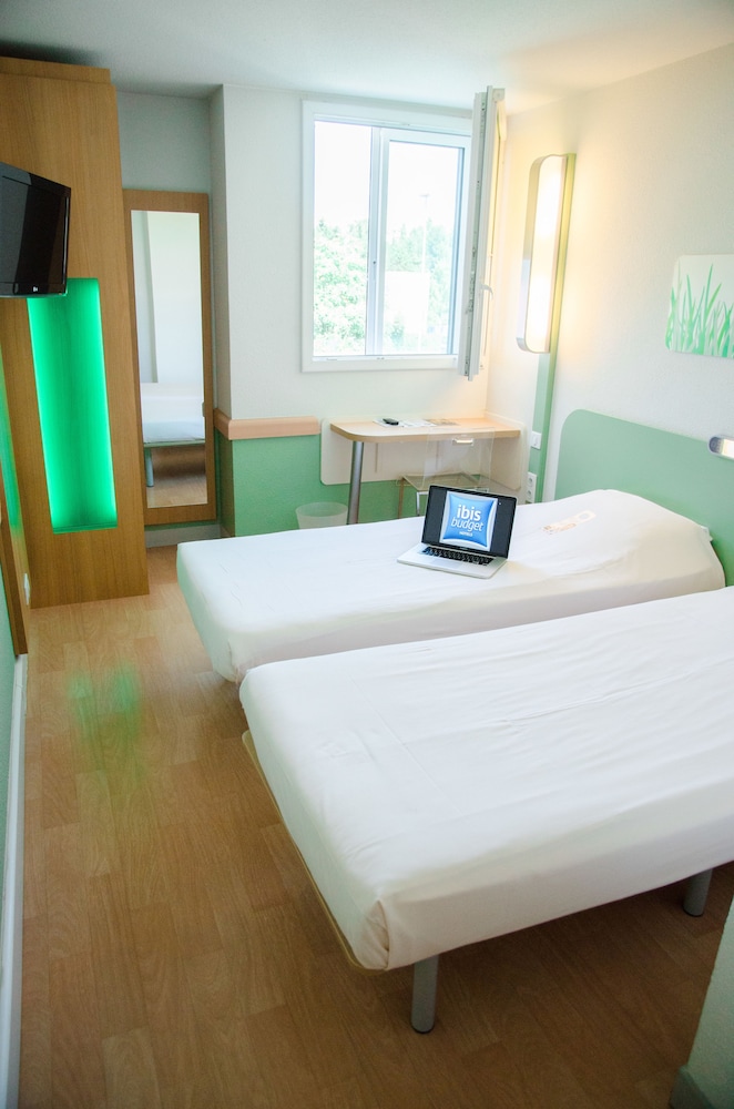 Habitación DOBLE con una cama de gran tamaño del hotel Ibis Budget Aeroport Le Bourget Garonor. Foto 5
