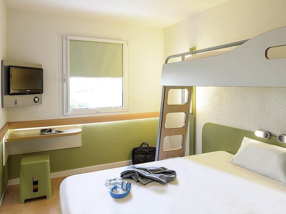 Habitación TRIPLE con una cama de gran tamaño y litera del hotel Ibis Budget Aeroport Le Bourget Garonor. Foto 4