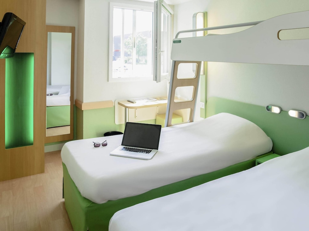 Habitación Triple con 3 camas individuales del hotel Ibis Budget Aeroport Le Bourget Garonor