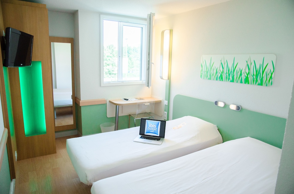 Habitación Triple con 3 camas individuales del hotel Ibis Budget Aeroport Le Bourget Garonor. Foto 1