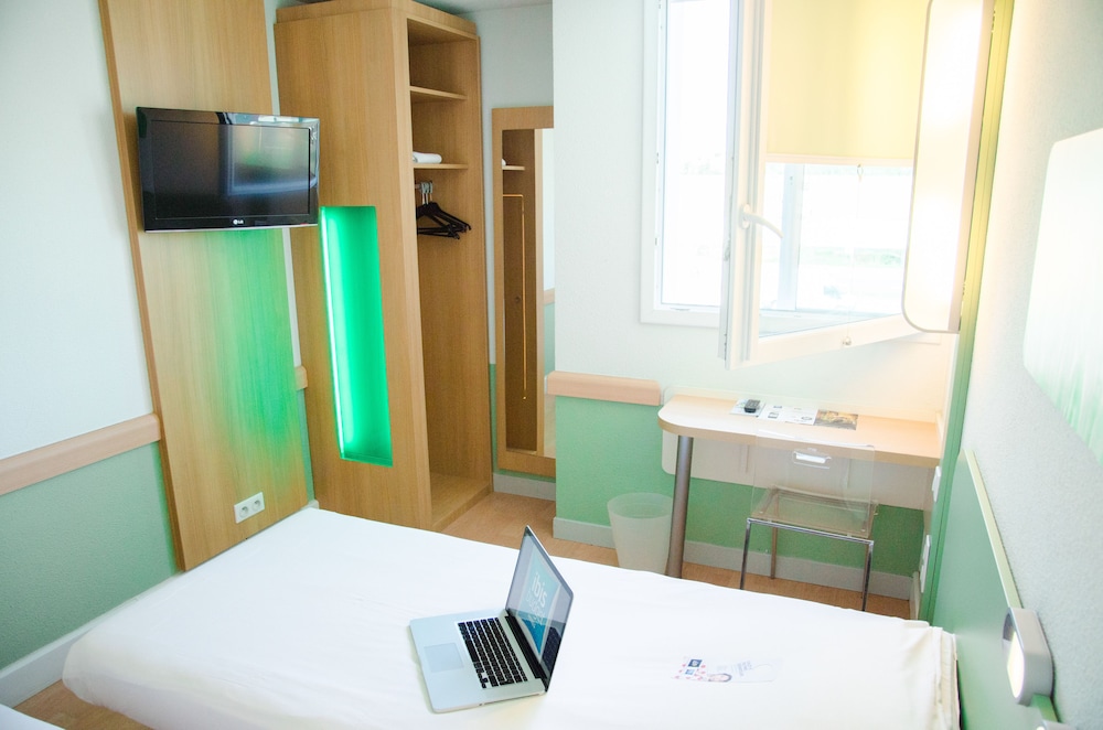Habitación Triple con 3 camas individuales del hotel Ibis Budget Aeroport Le Bourget Garonor. Foto 3