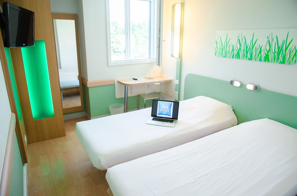 Habitación Triple con 3 camas individuales del hotel Ibis Budget Aeroport Le Bourget Garonor. Foto 4