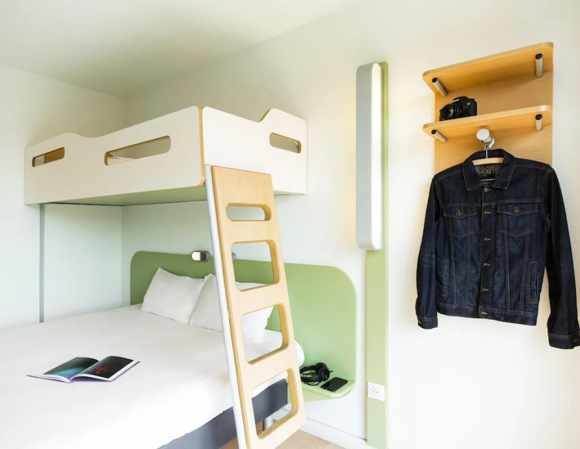 Habitación triple Cama Litera 1 Cama doble del hotel Ibis Budget Pau Lescar. Foto 2