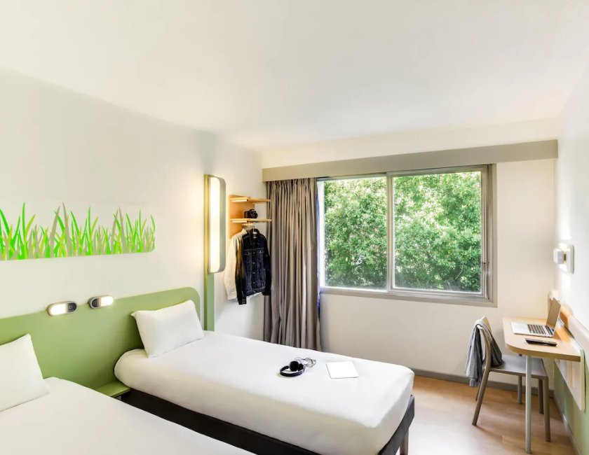 Habitación doble 2 Camas individuales del hotel Ibis Budget Pau Lescar. Foto 2