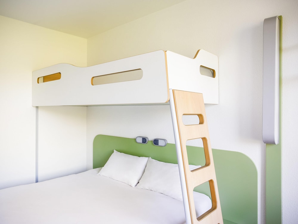Habitación triple con amplia cama doble y litera del hotel Ibis Budget Pau Lescar