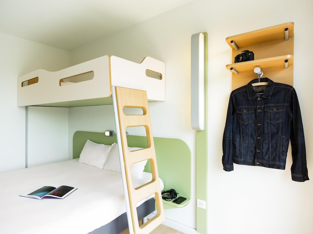 Habitación triple con amplia cama doble y litera del hotel Ibis Budget Pau Lescar. Foto 2
