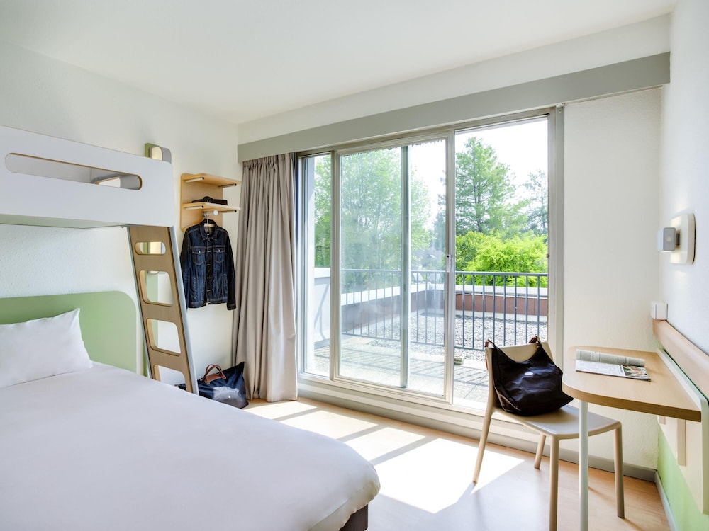 Habitación triple con amplia cama doble y litera del hotel Ibis Budget Pau Lescar. Foto 5