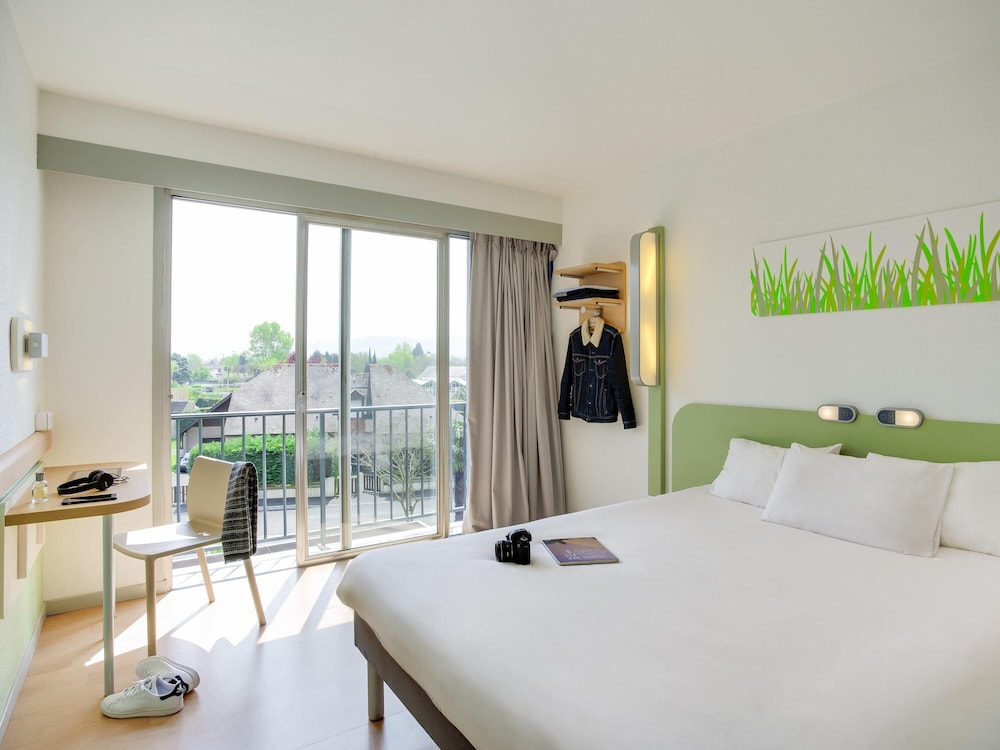 Habitación doble con cama de gran tamaño del hotel Ibis Budget Pau Lescar. Foto 1