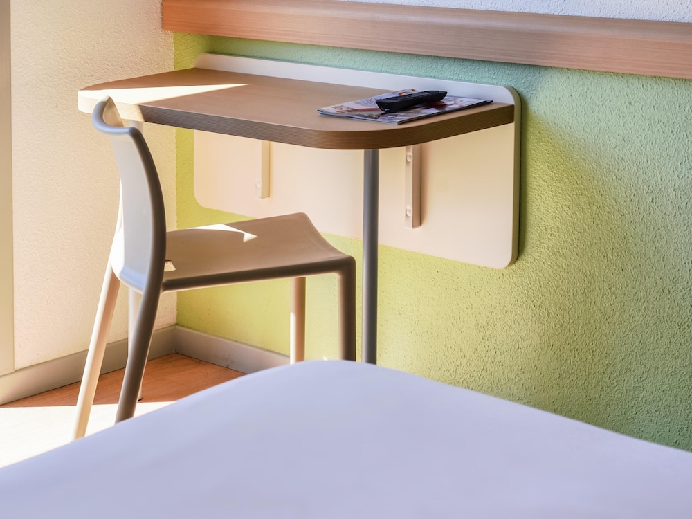 Habitación doble con cama de gran tamaño del hotel Ibis Budget Pau Lescar. Foto 2