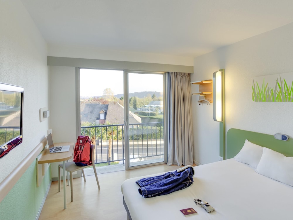 Habitación doble con cama de gran tamaño del hotel Ibis Budget Pau Lescar. Foto 3