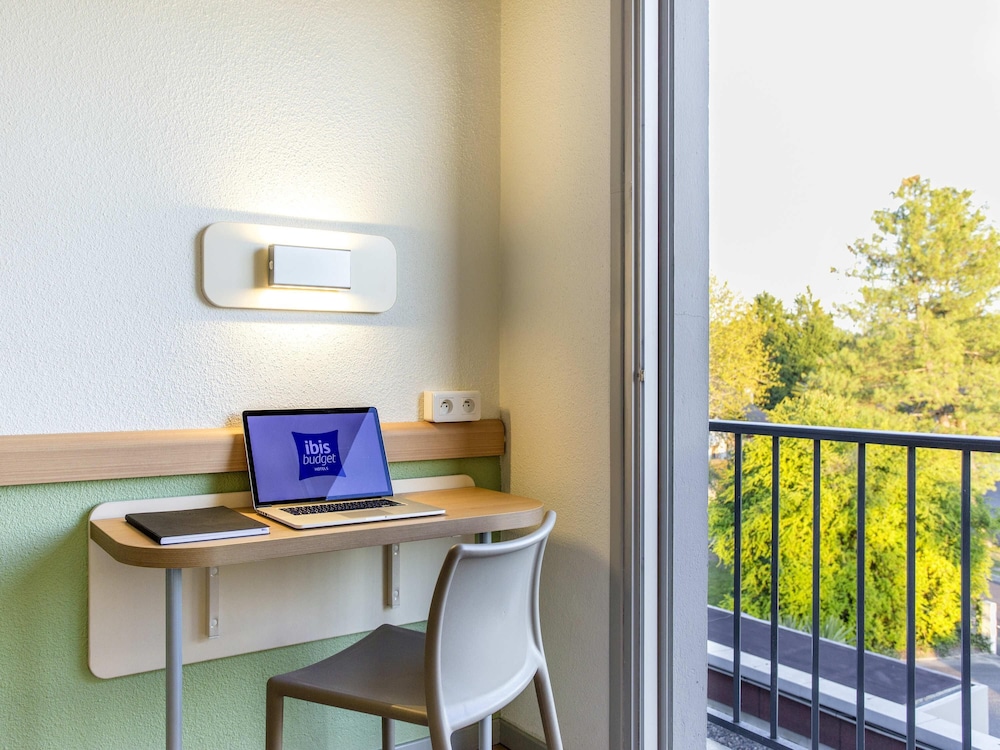 Habitación doble con cama de gran tamaño del hotel Ibis Budget Pau Lescar. Foto 4