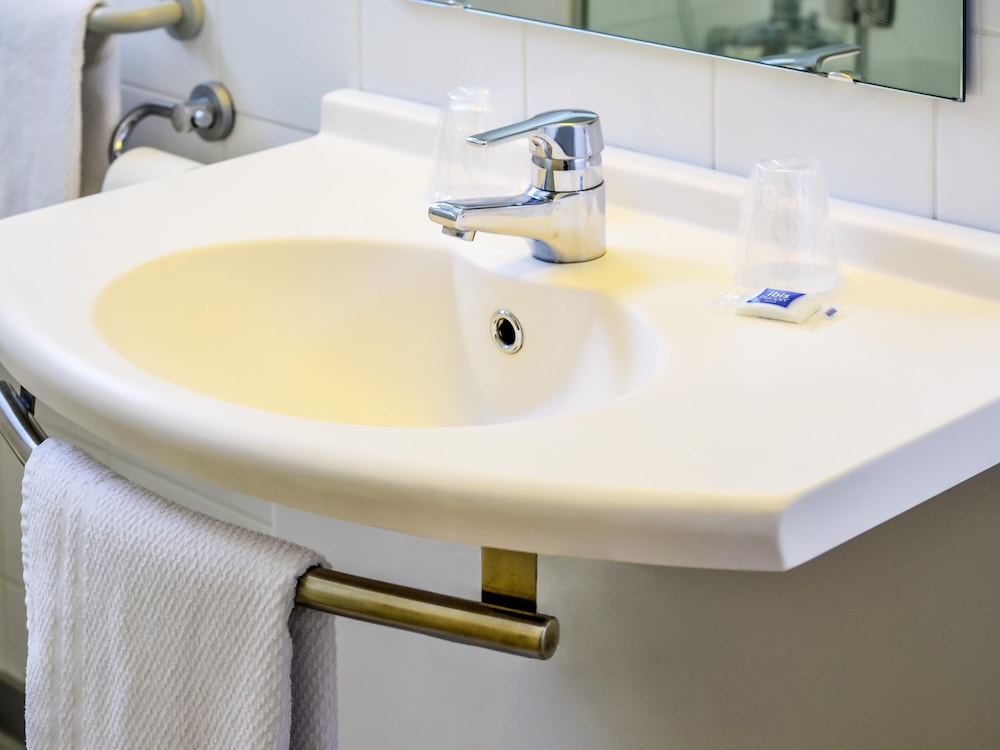 Habitación doble con cama de gran tamaño del hotel Ibis Budget Pau Lescar. Foto 5