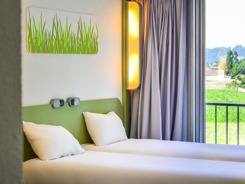 DOS CAMAS INDIVIDUALES. Habitación con dos camas individuales del hotel Ibis Budget Pau Lescar. Foto 1