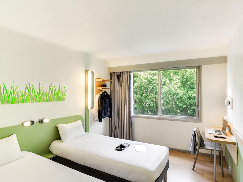 DOS CAMAS INDIVIDUALES. Habitación con dos camas individuales del hotel Ibis Budget Pau Lescar. Foto 2