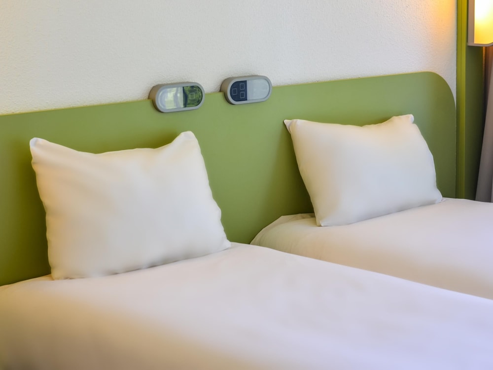 DOS CAMAS INDIVIDUALES. Habitación con dos camas individuales del hotel Ibis Budget Pau Lescar. Foto 3