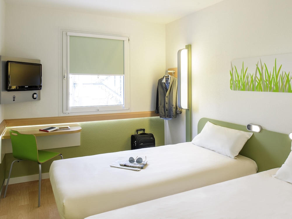DOS CAMAS INDIVIDUALES. Habitación con dos camas individuales del hotel Ibis Budget Pau Lescar. Foto 4