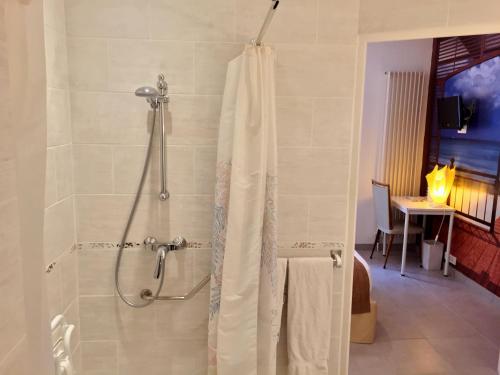 Habitación Doble del hotel Le Clos D'alésia. Foto 6