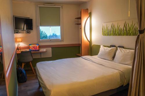 Habitación doble con cama grande. del hotel Ibis Budget Bayeux. Foto 3