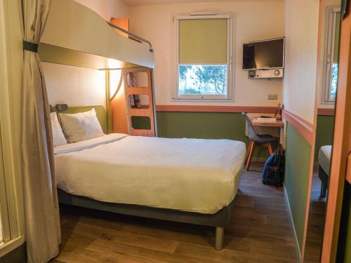 Habitación triple con cama grande y litera. del hotel Ibis Budget Bayeux