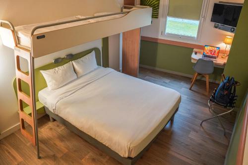 Habitación triple con cama grande y litera. del hotel Ibis Budget Bayeux. Foto 4