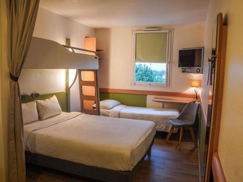 Habitación Familiar del hotel Ibis Budget Bayeux. Foto 1