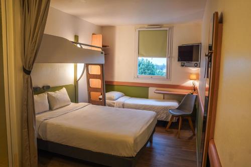 Habitación Familiar del hotel Ibis Budget Bayeux. Foto 2