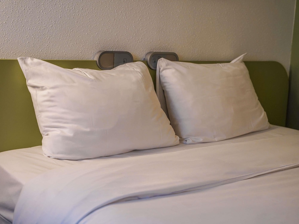 Habitación Doble con cama grande del hotel Ibis Budget Bayeux. Foto 1