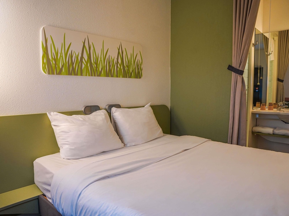 Habitación Doble con cama grande del hotel Ibis Budget Bayeux. Foto 2