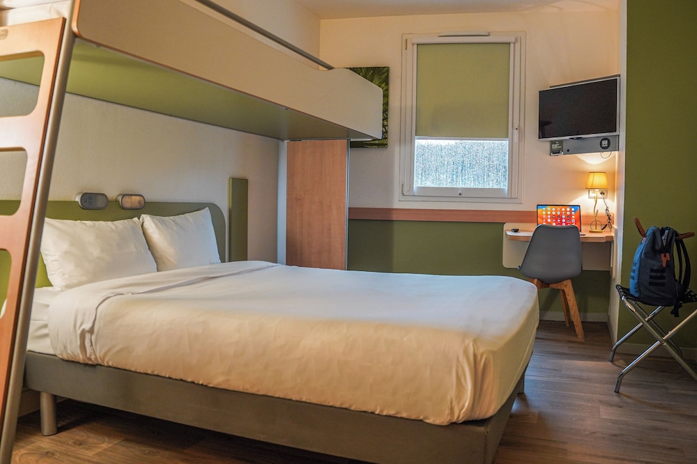Habitación triple con cama grande y litera del hotel Ibis Budget Bayeux. Foto 1