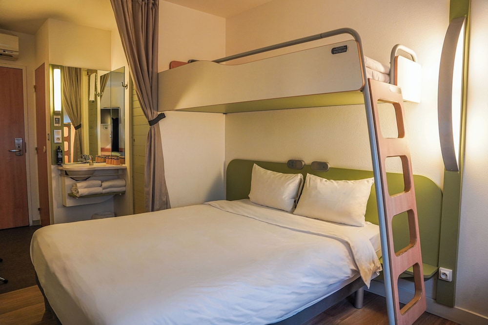 Habitación triple con cama grande y litera del hotel Ibis Budget Bayeux. Foto 2