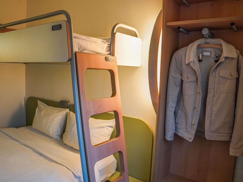 Habitación triple con cama grande y litera del hotel Ibis Budget Bayeux. Foto 3