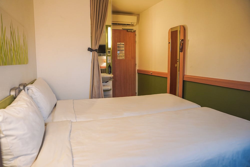 Habitación doble 2 Camas individuales del hotel Ibis Budget Bayeux. Foto 1
