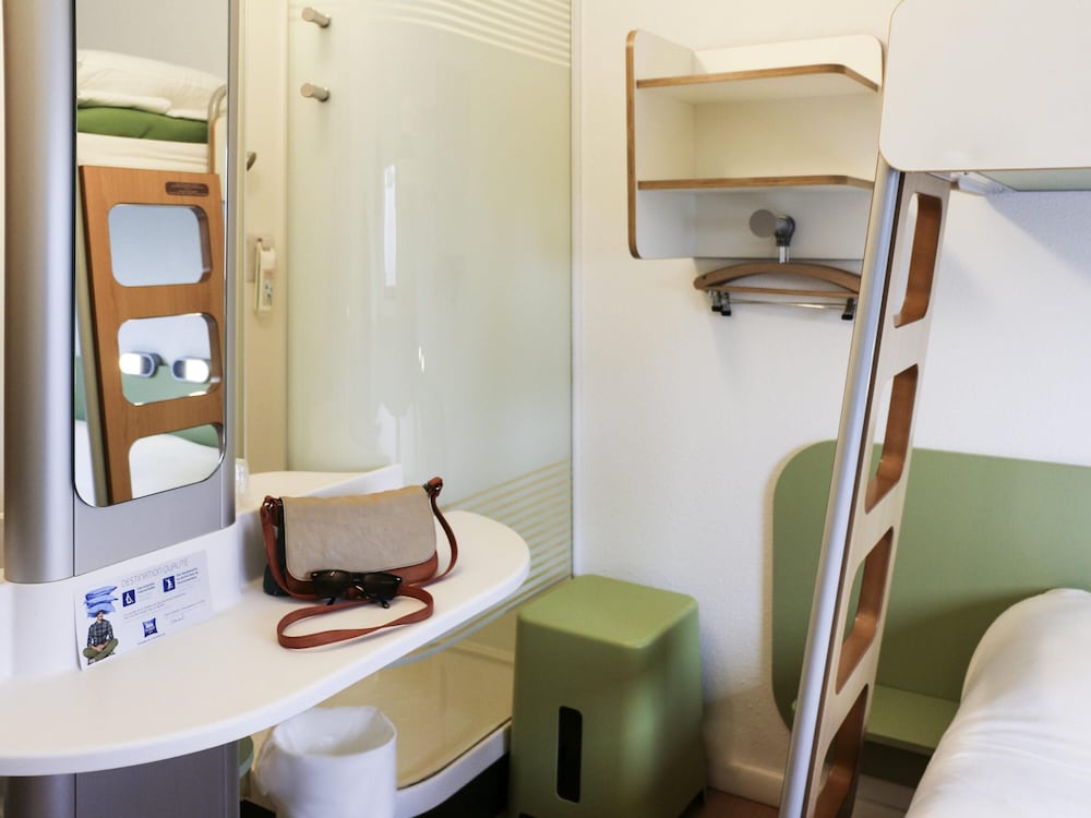 Habitación triple con una cama doble y una litera individual del hotel Ibis Budget Castelnaudary
