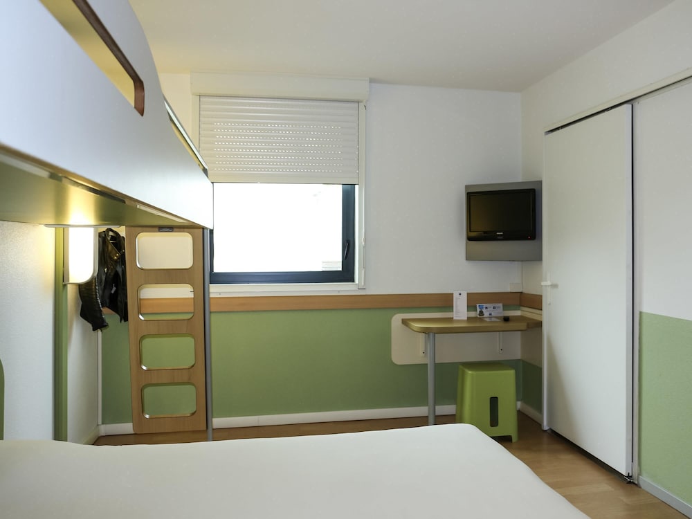 Habitación triple con una cama doble y una litera individual del hotel Ibis Budget Castelnaudary. Foto 1