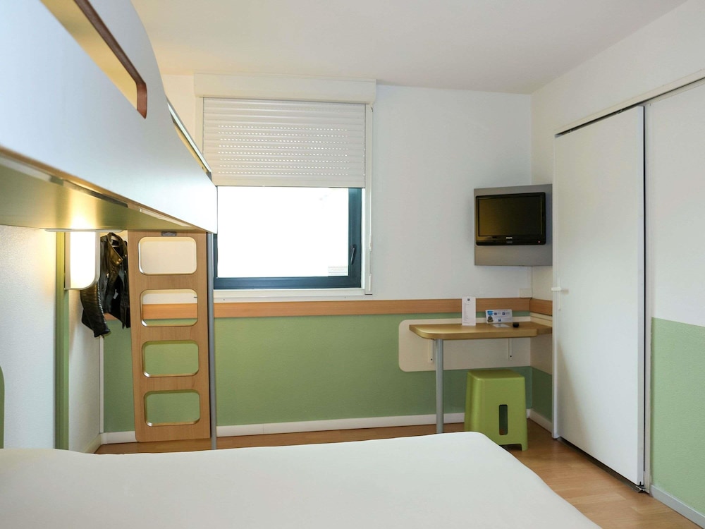 Habitación con dos camas individuales para hasta 2 personas del hotel Ibis Budget Castelnaudary. Foto 1