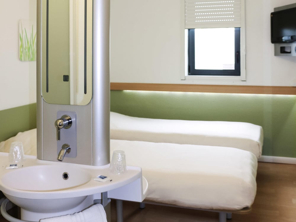 Habitación con dos camas individuales para hasta 2 personas del hotel Ibis Budget Castelnaudary. Foto 1