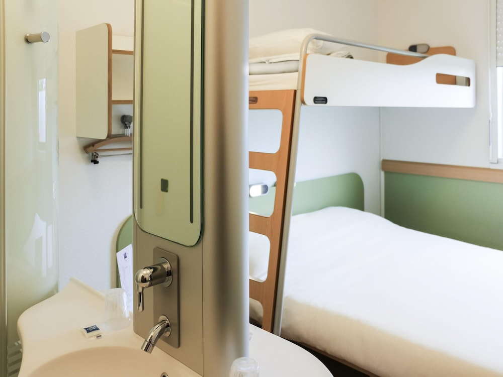 Habitación triple con una cama doble y una litera individual del hotel Ibis Budget Castelnaudary. Foto 2