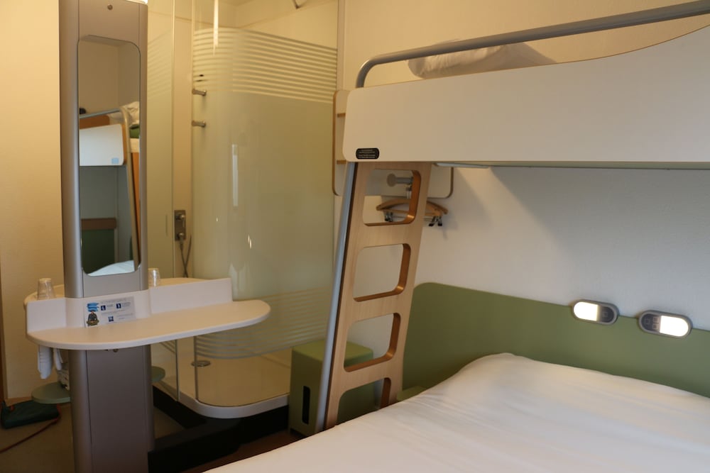 Habitación triple con una cama doble y una litera individual del hotel Ibis Budget Castelnaudary. Foto 3