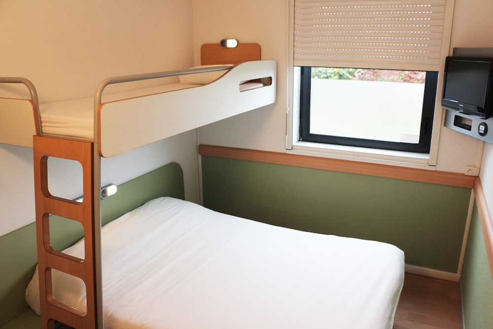 Habitación triple con una cama doble y una litera individual del hotel Ibis Budget Castelnaudary. Foto 4