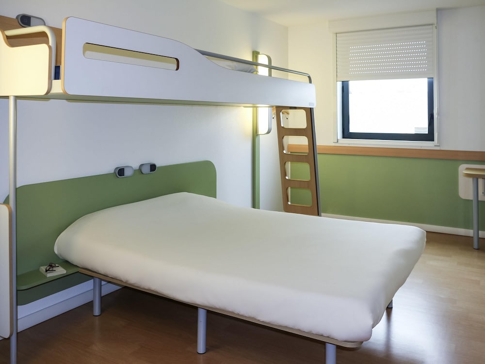Habitación triple con una cama doble y una litera individual del hotel Ibis Budget Castelnaudary. Foto 5