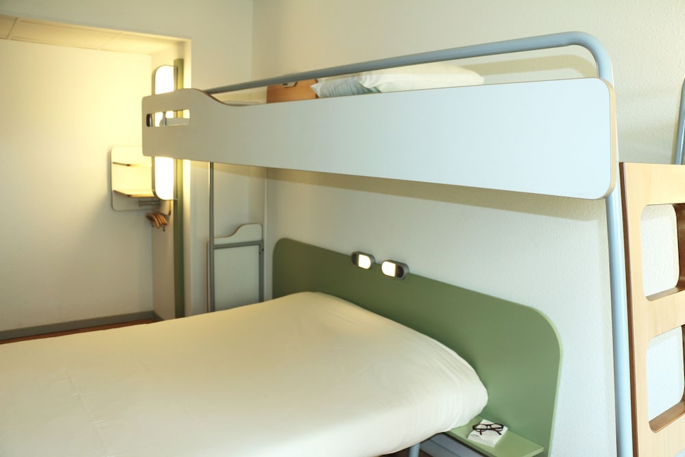 Habitación triple con una cama doble y una litera individual del hotel Ibis Budget Castelnaudary. Foto 7