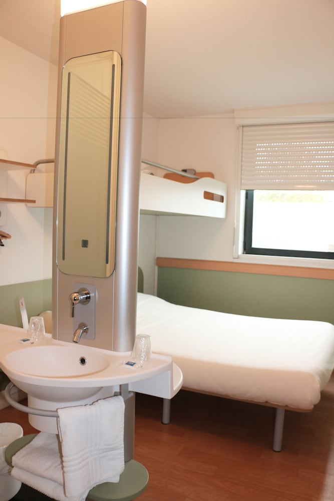Habitación triple con una cama doble y una litera individual del hotel Ibis Budget Castelnaudary. Foto 8