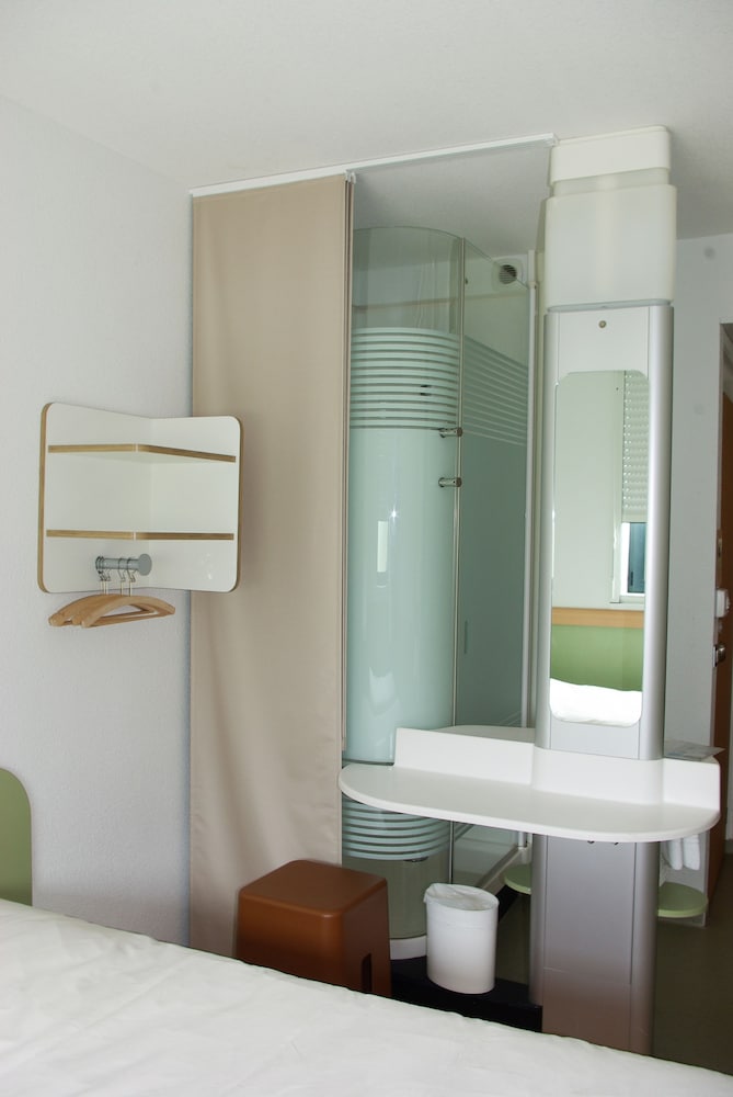 Habitación triple con una cama doble y una litera individual del hotel Ibis Budget Castelnaudary. Foto 10