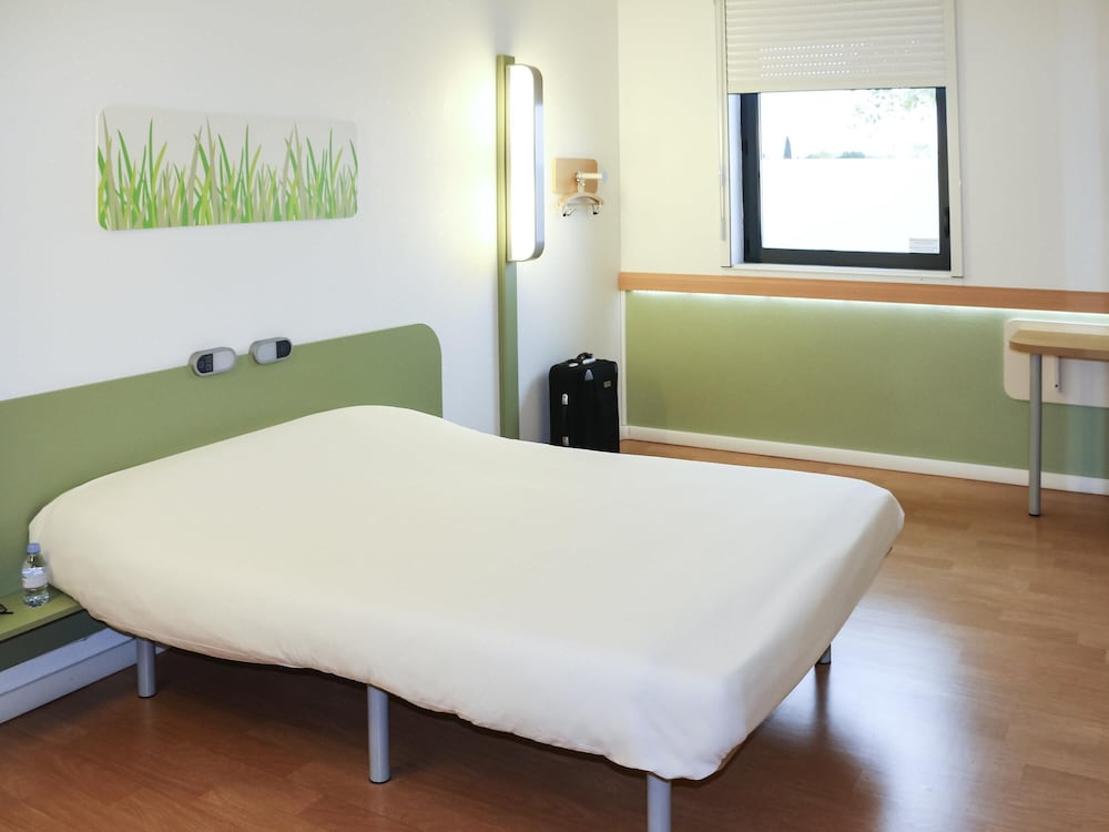 Habitación doble con una cama doble para hasta 2 personas del hotel Ibis Budget Castelnaudary. Foto 2