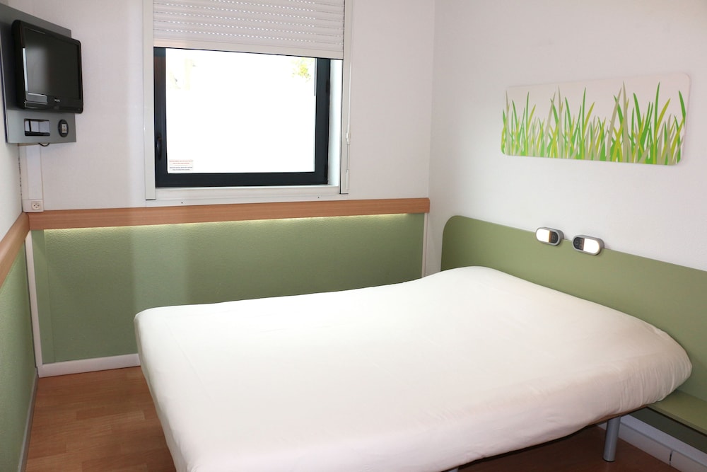 Habitación doble con una cama doble para hasta 2 personas del hotel Ibis Budget Castelnaudary. Foto 3