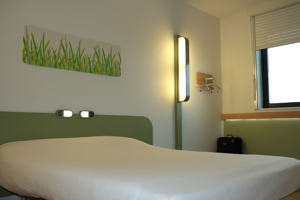 Habitación doble con una cama doble para hasta 2 personas del hotel Ibis Budget Castelnaudary. Foto 5