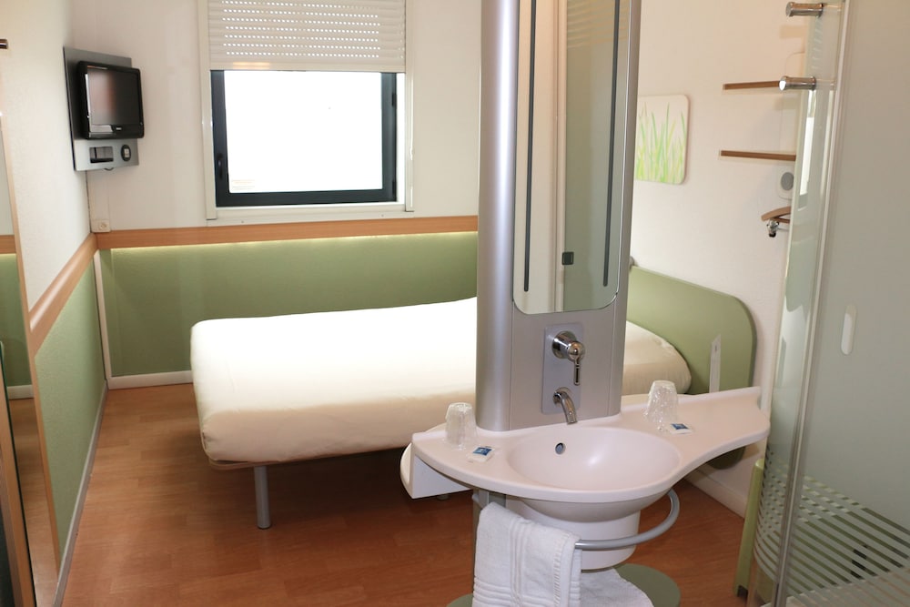 Habitación doble con una cama doble para hasta 2 personas del hotel Ibis Budget Castelnaudary. Foto 6
