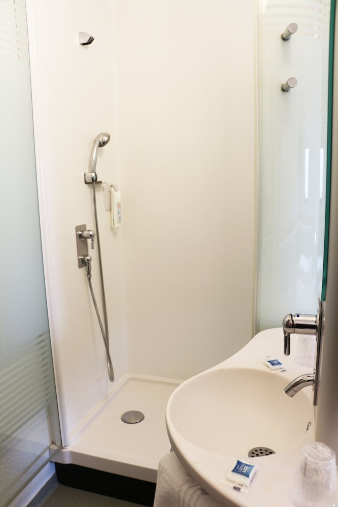 Habitación doble con una cama doble para hasta 2 personas del hotel Ibis Budget Castelnaudary. Foto 7