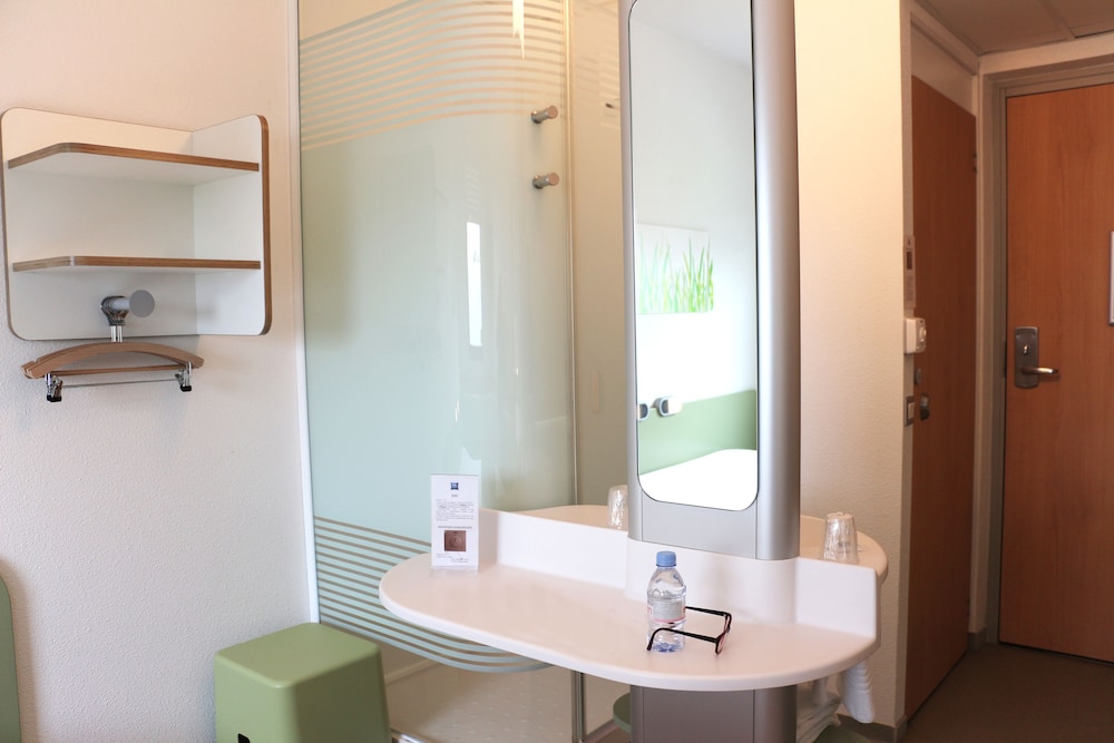 Habitación doble con una cama doble para hasta 2 personas del hotel Ibis Budget Castelnaudary. Foto 8