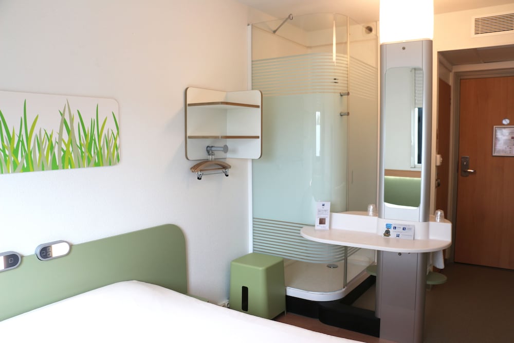 Habitación doble con una cama doble para hasta 2 personas del hotel Ibis Budget Castelnaudary. Foto 9